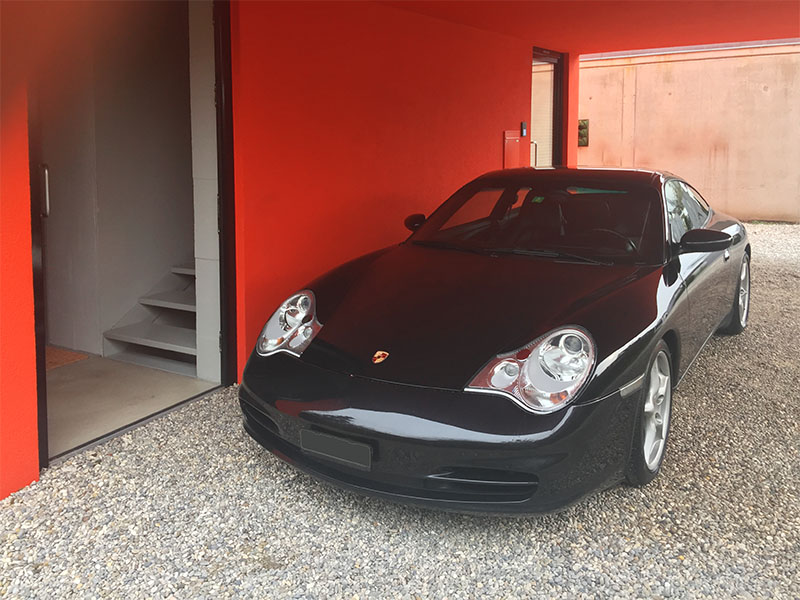 KNX Smart Home mit integriertem Carport und Porsche 911 Carrera