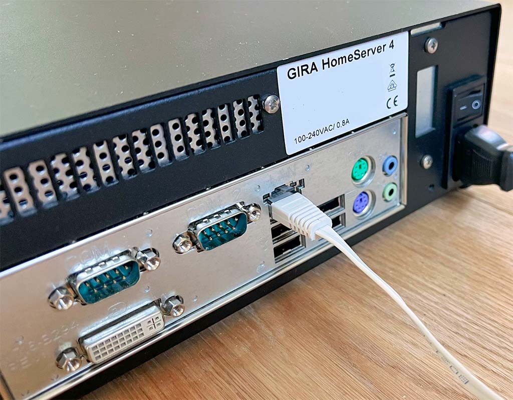 Gira Homeserver 4 Anschlüsse mit Netzwerk und Stromanschluss